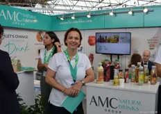 Saïna Facon bij AMC Natural Drinks dat een Skal-gecertificeerde afvulfaciliteit heeft in Vlissingen. "We produceren vooral veel biologische drankjes voor de Franse markt. Belangrijk is dat er geen behandeling na het oogsten plaatsvindt." 